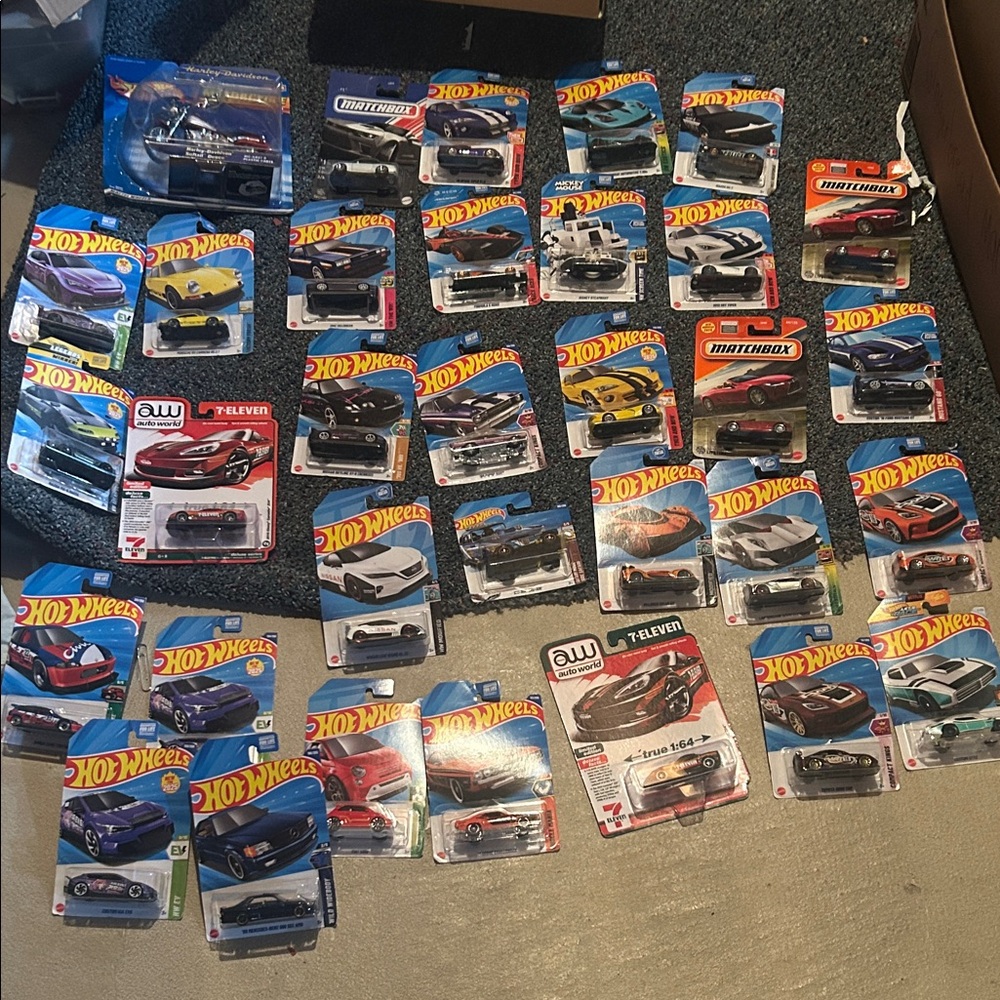 Huge lot of 33 hot wheels, matchbox cars brand new